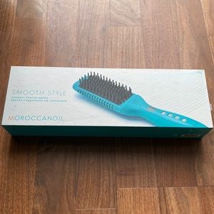 Moroccanoil Smooth Style Ceramic Heated Brush - Teal